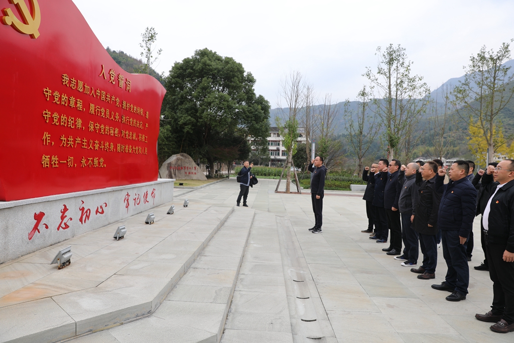 龙港市政协主席陈为来率全体委员向红十三军革命烈士纪念碑敬献花篮