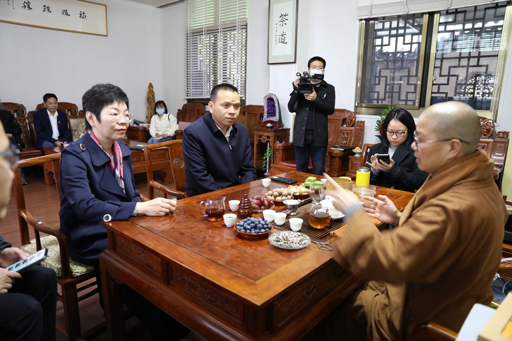 温州市政协副主席郑建忠专程来龙港走访联系的宗教界人士
